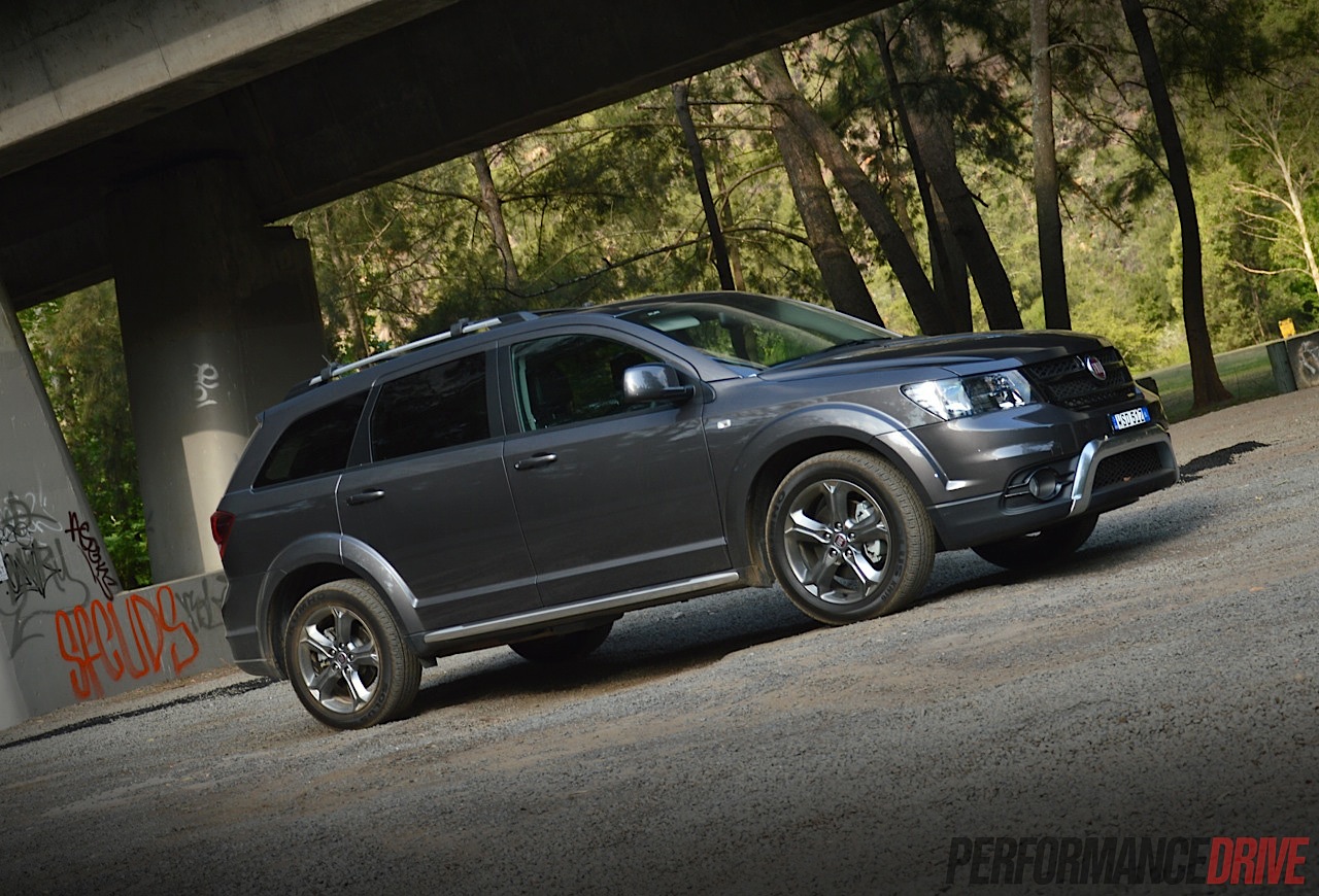 2015 Fiat Freemont Crossroad review (video)