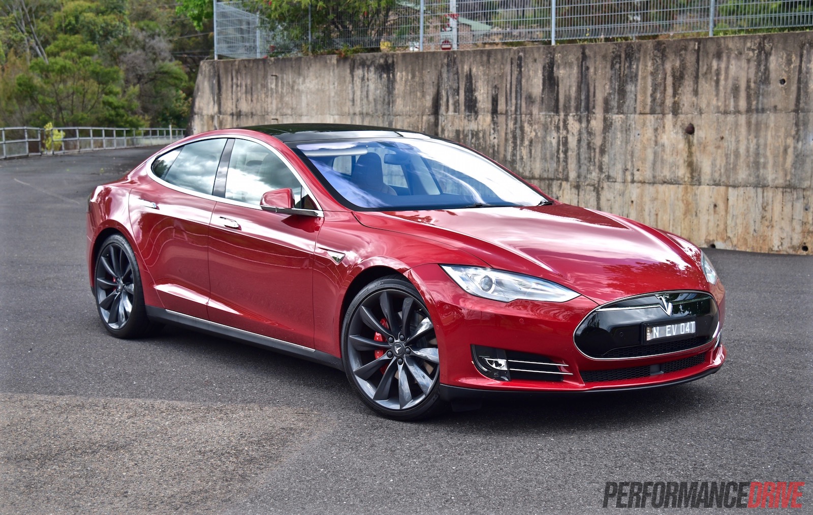 2015 Tesla Model S P90D review (video)