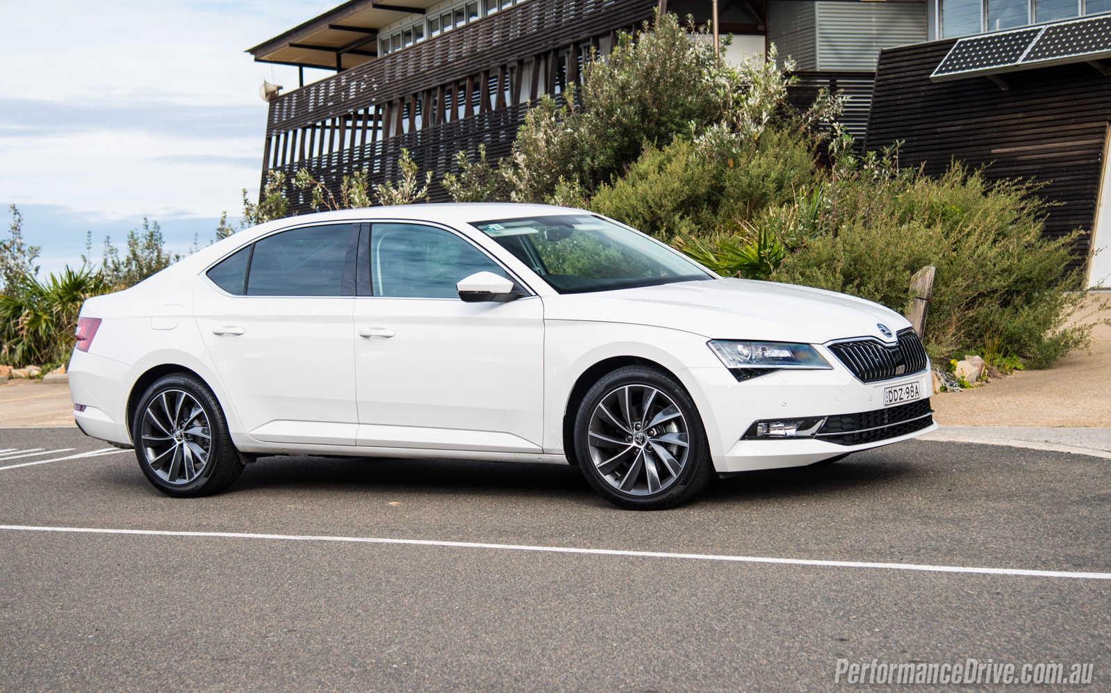 2016 Skoda Superb 162TSI review (video)