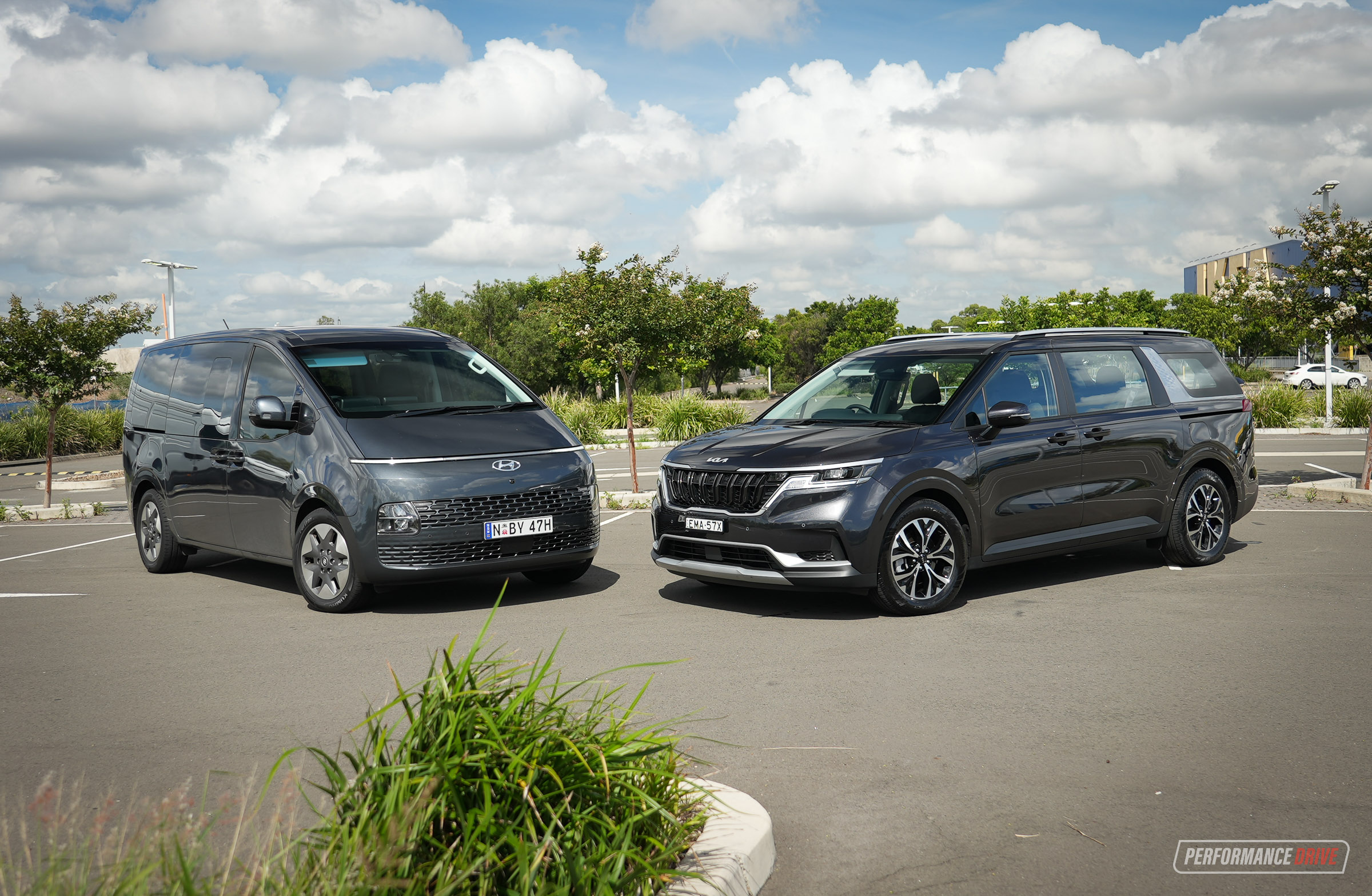 2022 Hyundai Staria Elite vs Kia Carnival Si: Comparison (video)