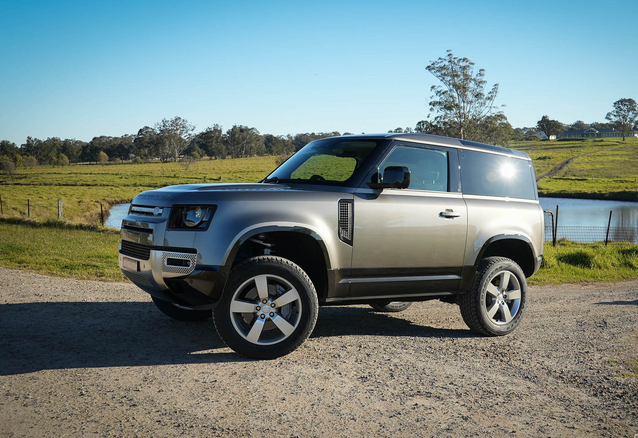 2022 Land Rover Defender 90 P400 review (video)