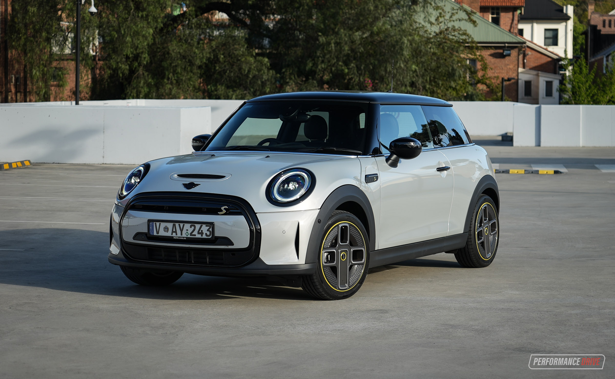 2023 MINI Cooper SE review (video)