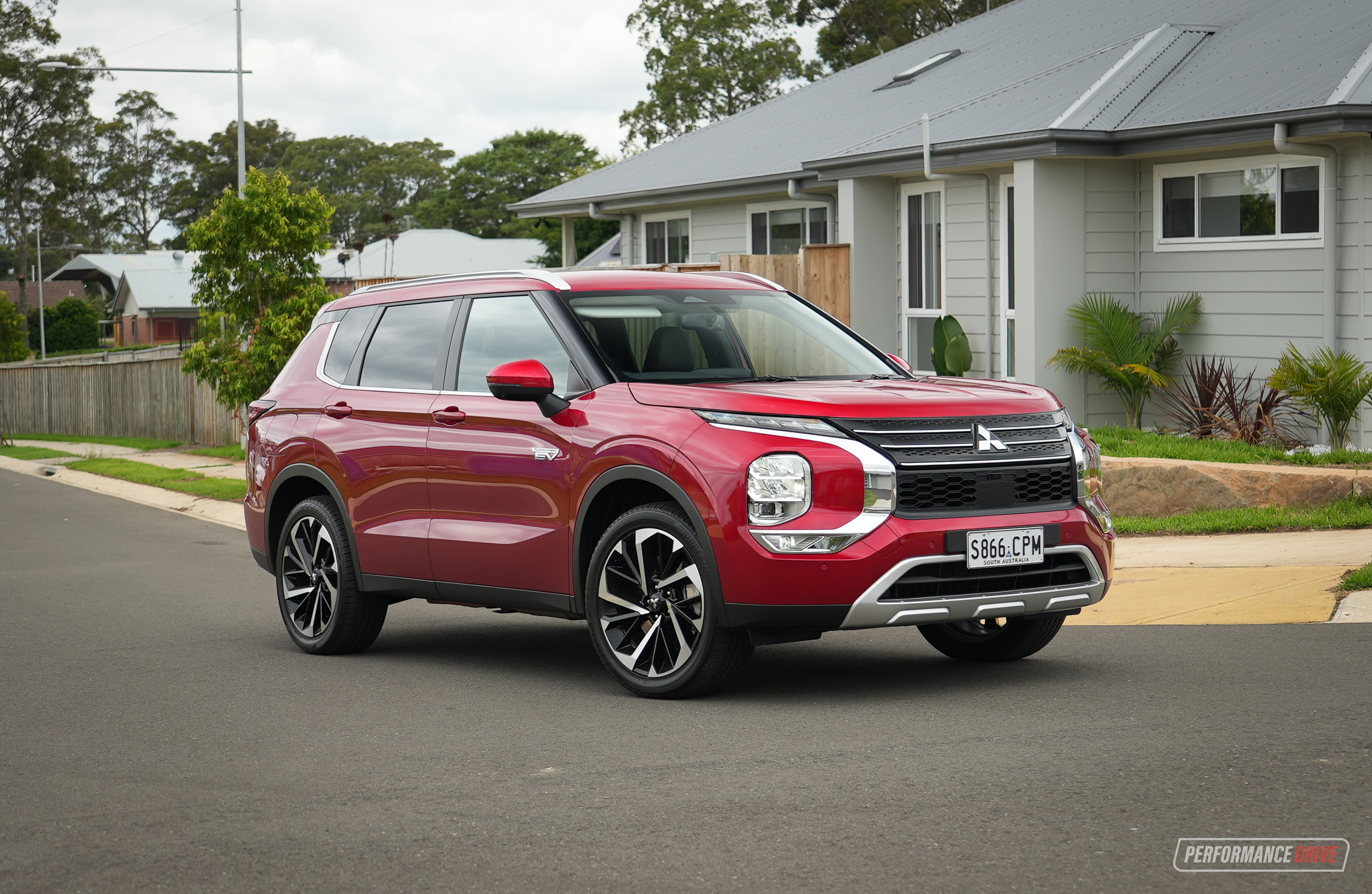 2023 Mitsubishi Outlander PHEV review (video)