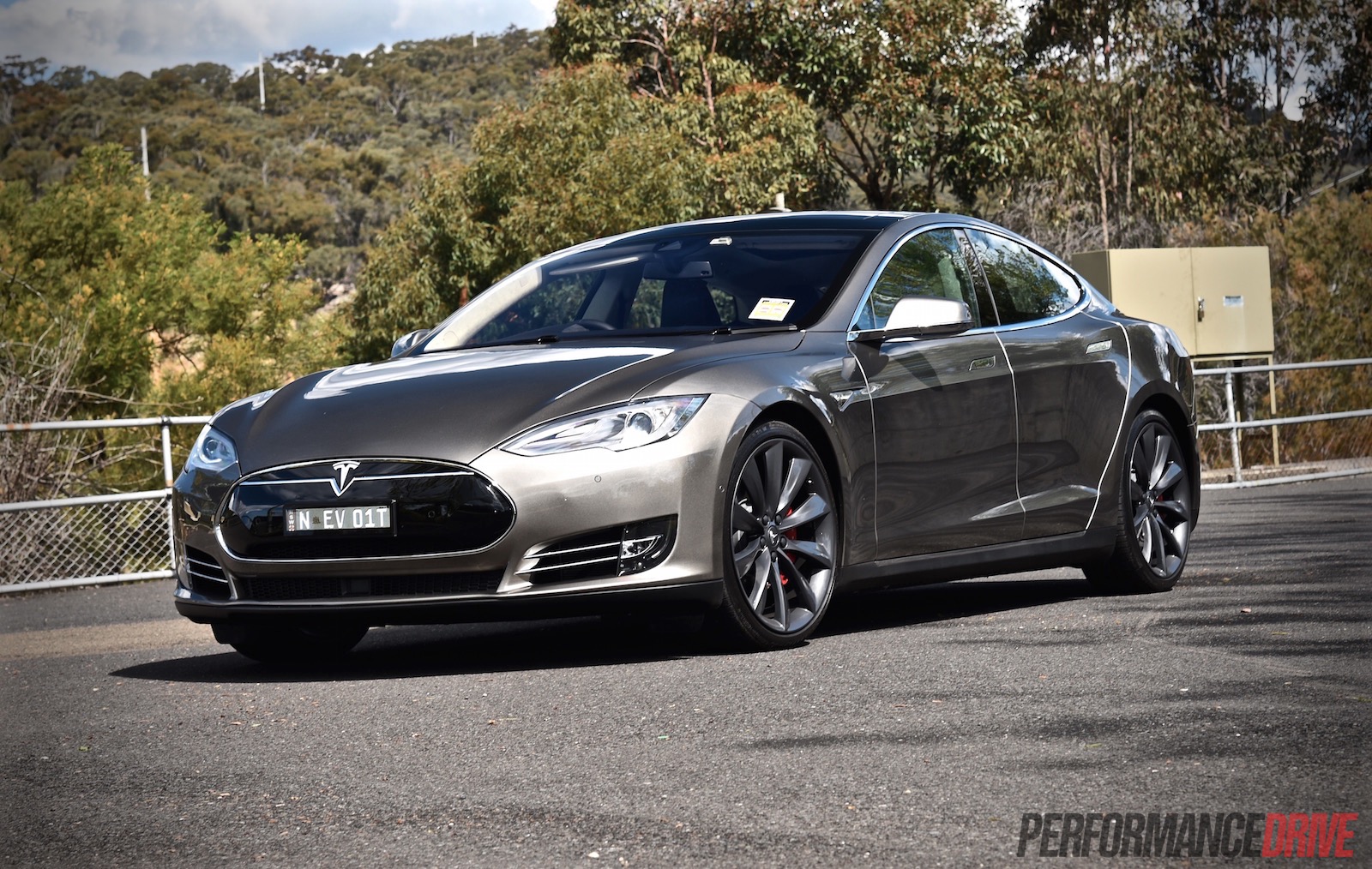 2015 Tesla Model S P85D review (video)